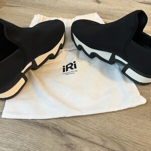 iRi Women's Black Sneakers